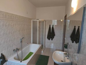 Haartrockner, Handtücher, Shampoo, Toilettenpapier