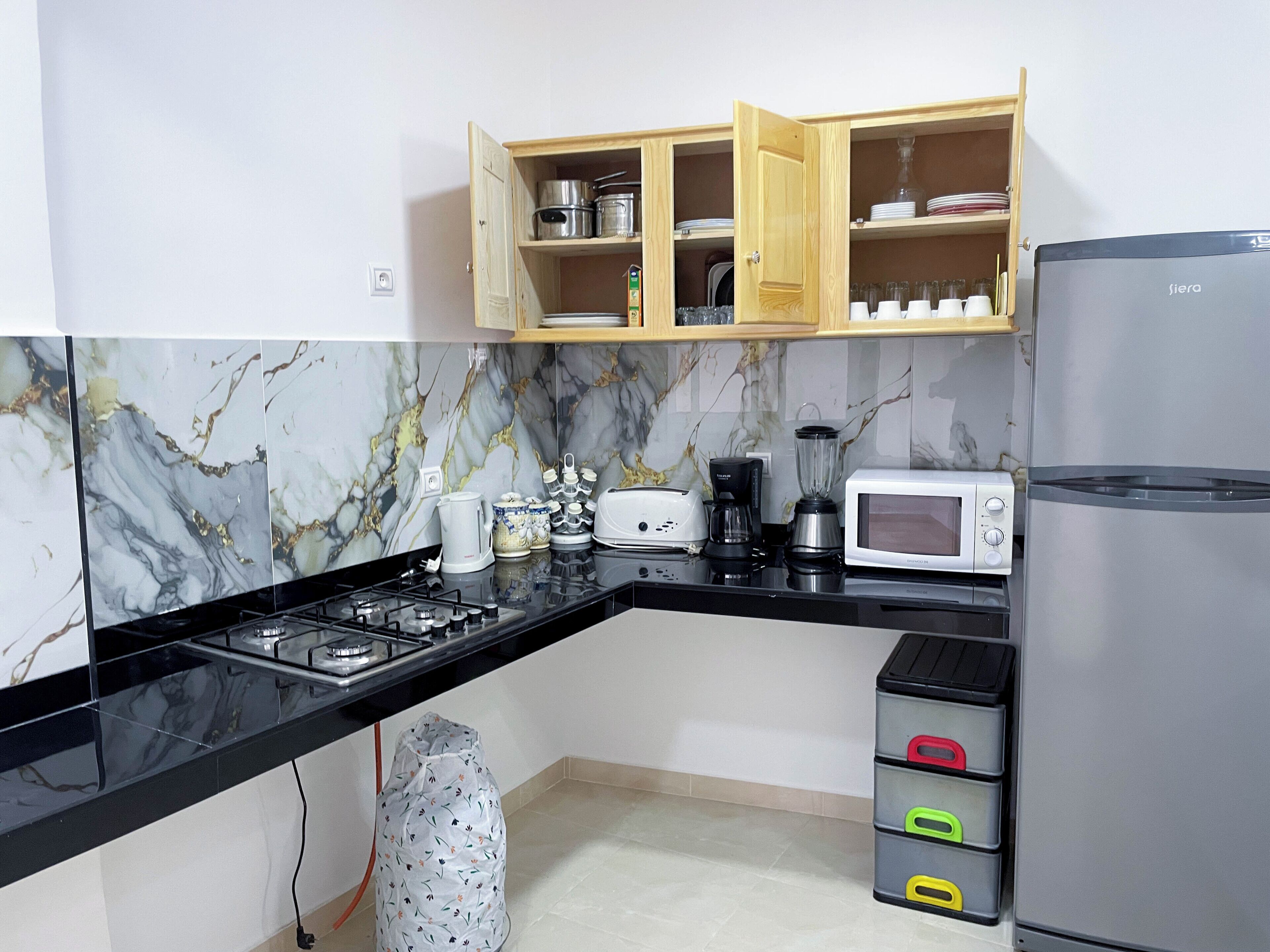 冷蔵庫、電子レンジ、コンロ、コーヒー / ティーメーカー