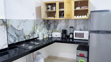 Frigorifero, microonde, piano cottura, macchina per tè/caffè