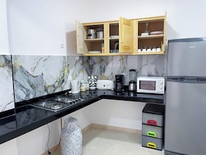 Køleskab, mikrobølgeovn, kogeplade, kaffe-/temaskine