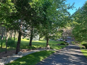 Property grounds - 1, 2 or 3 rooms|Couples Retreat|Riverfront|Firepit (Spokane County)