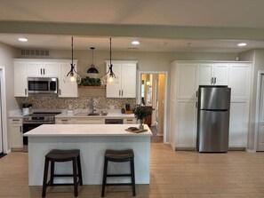 Fridge, microwave, oven, stovetop - 1, 2 or 3 rooms|Couples Retreat|Riverfront|Firepit (Spokane County)