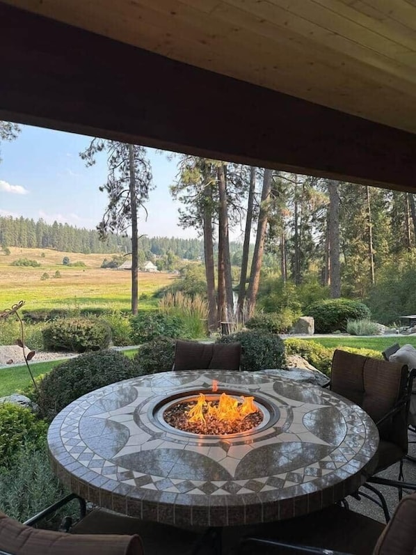 Outdoor dining - 1, 2 or 3 rooms|Couples Retreat|Riverfront|Firepit (Spokane County)
