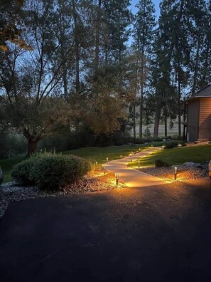 Property grounds - 1, 2 or 3 rooms|Couples Retreat|Riverfront|Firepit (Spokane County)