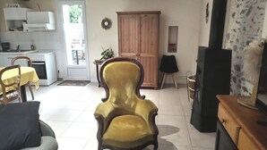 TV, fireplace, books - Close to Lac de Grand-Lieu, terrace, private parking (La Chevrolière)