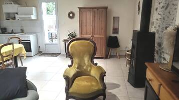 Télévision, cheminée, livres