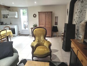 TV, fireplace, books - Close to Lac de Grand-Lieu, terrace, private parking (La Chevrolière)