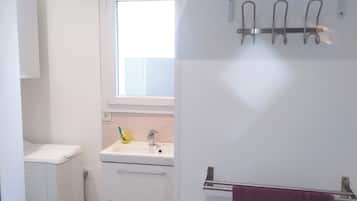 Douche, sèche-cheveux, serviettes fournies, savon