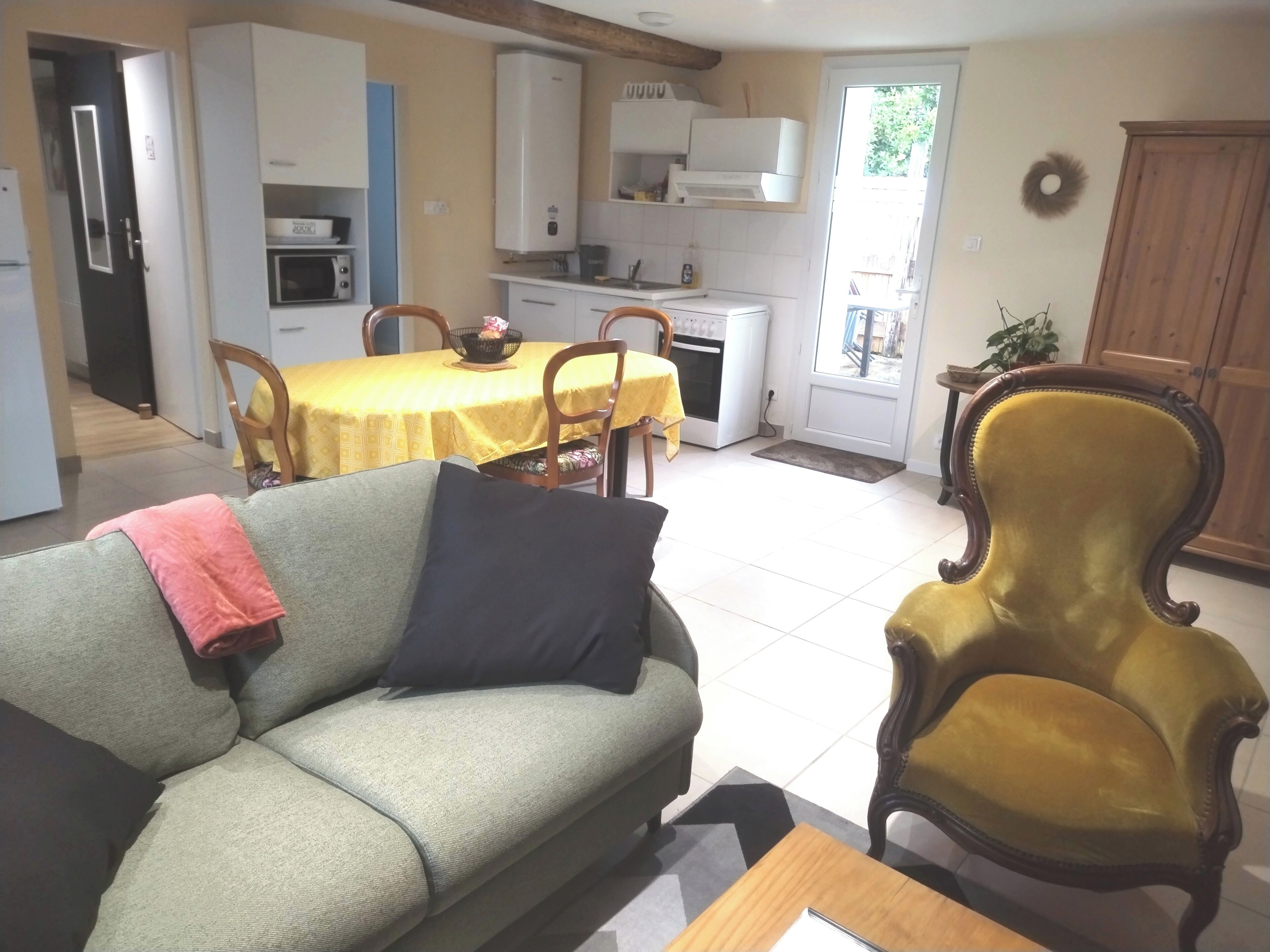 Fernseher, Kamin, Bücher