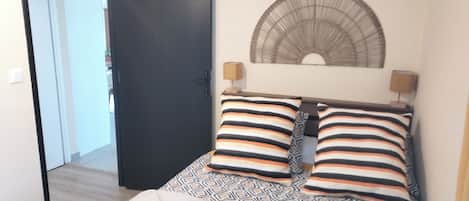 2 chambres, bureau, fer et planche à repasser, lit parapluie