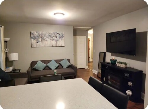 3-bedroom house in excellent Bridgeport with cool AC breeze