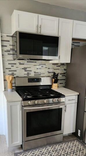 Refrigerador, microondas, horno y parrilla de estufa 