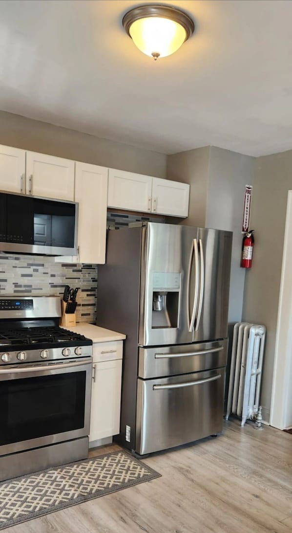 Frigorífico, microondas, horno y placa de cocina