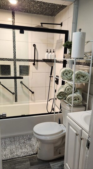 Serviettes fournies, savon, papier toilette