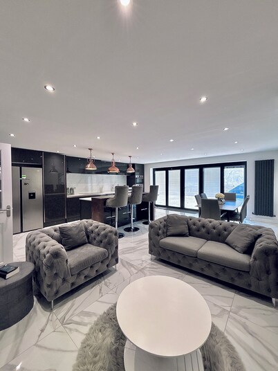 Luxury 5BR Family Home Near City Centre
