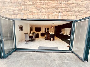 Outdoor dining - Luxury 5BR Family Home Near City Centre (Manchester)
