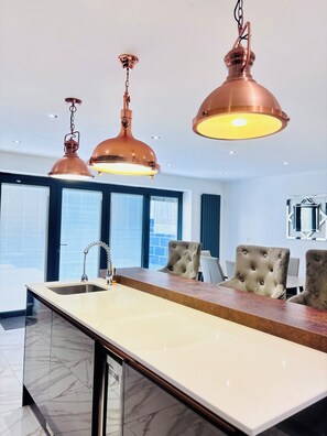 Interior - Luxury 5BR Family Home Near City Centre (Manchester)