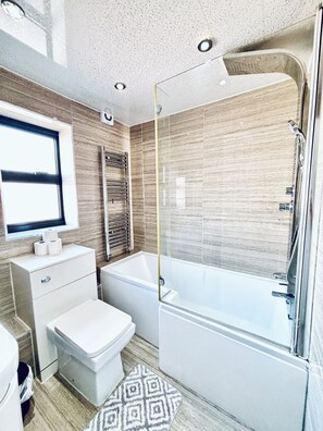 Shower, hair dryer, towels, soap - Luxury 5BR Family Home Near City Centre (Manchester)