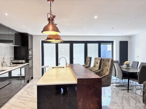 Microwave, oven, dishwasher - Luxury 5BR Family Home Near City Centre (Manchester)