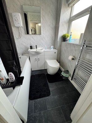 Toallas, jabón, papel de baño 