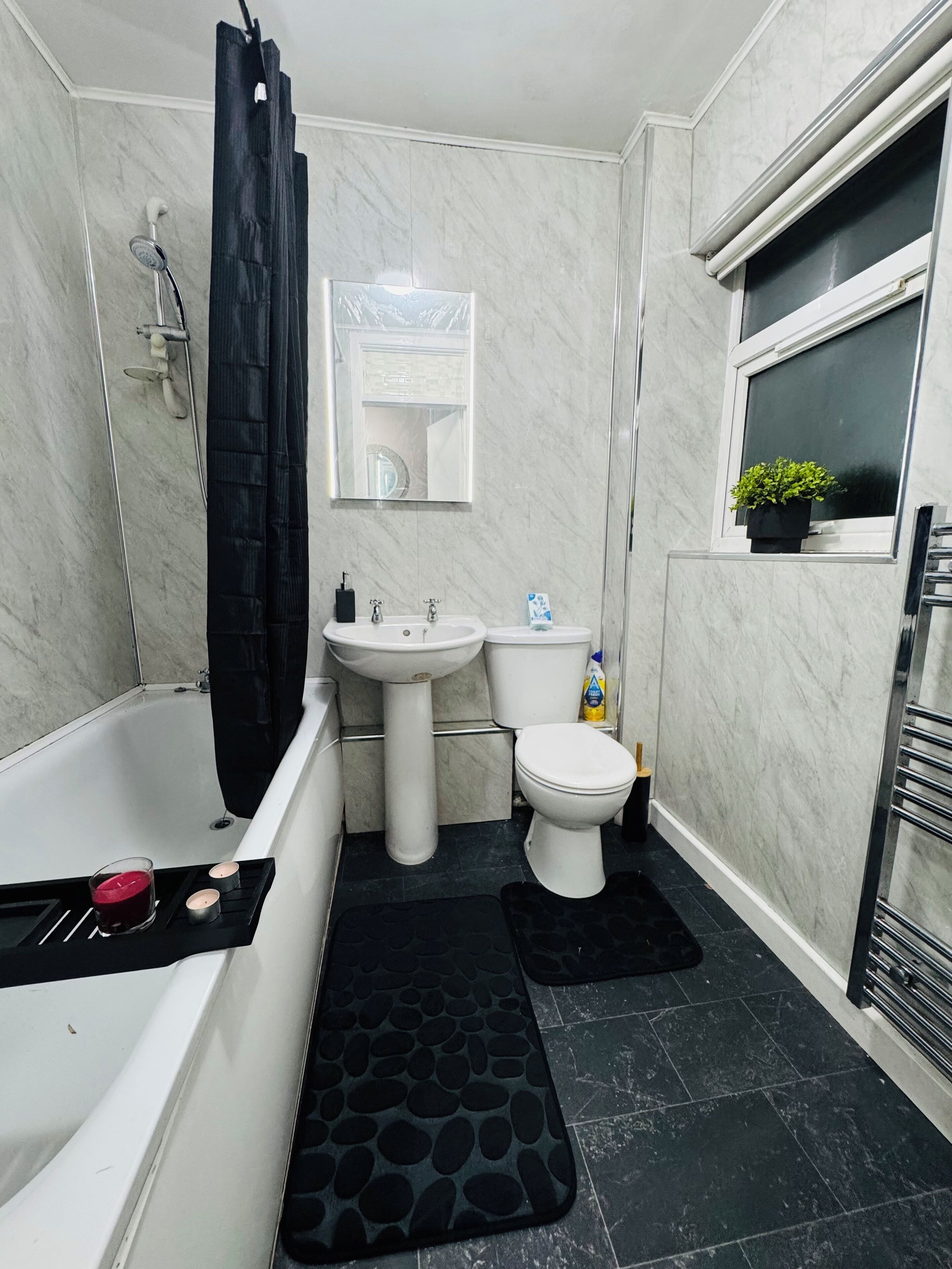 Toallas, jabón y papel higiénico