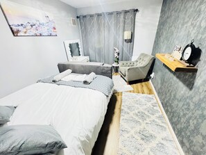 2 habitaciones, escritorio, tabla de planchar con plancha y wifi gratis 
