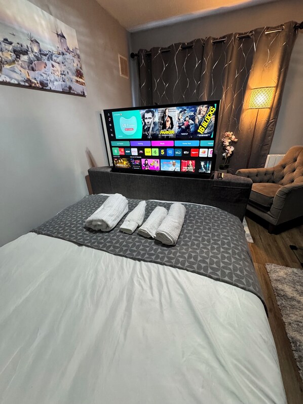 Escritorio, tabla de planchar con plancha, wifi gratis y ropa de cama