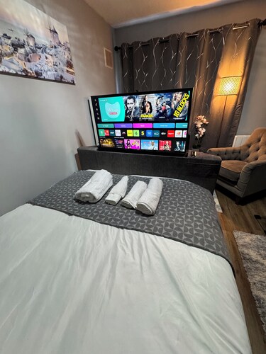 Luxury 2-Bed Apartment+Office with Built-In TV King Bed Private Entrance&Parking