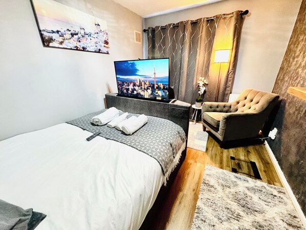 2 habitaciones, escritorio, tabla de planchar con plancha y wifi gratis 