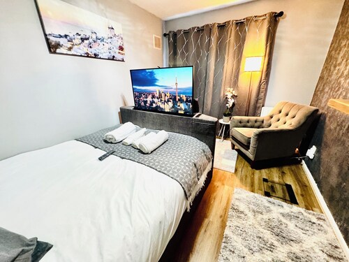 Luxury 2-Bed Apartment+Office with Built-In TV King Bed Private Entrance&Parking