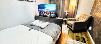 Luxury 2-Bed Apartment+Office with Built-In TV King Bed Private Entrance&Parking