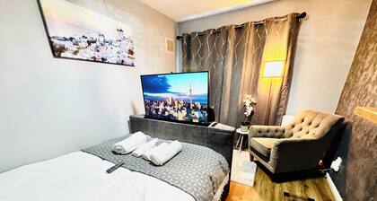 Luxury 2-Bed Apartment+Office with Built-In TV King Bed Private Entrance&Parking