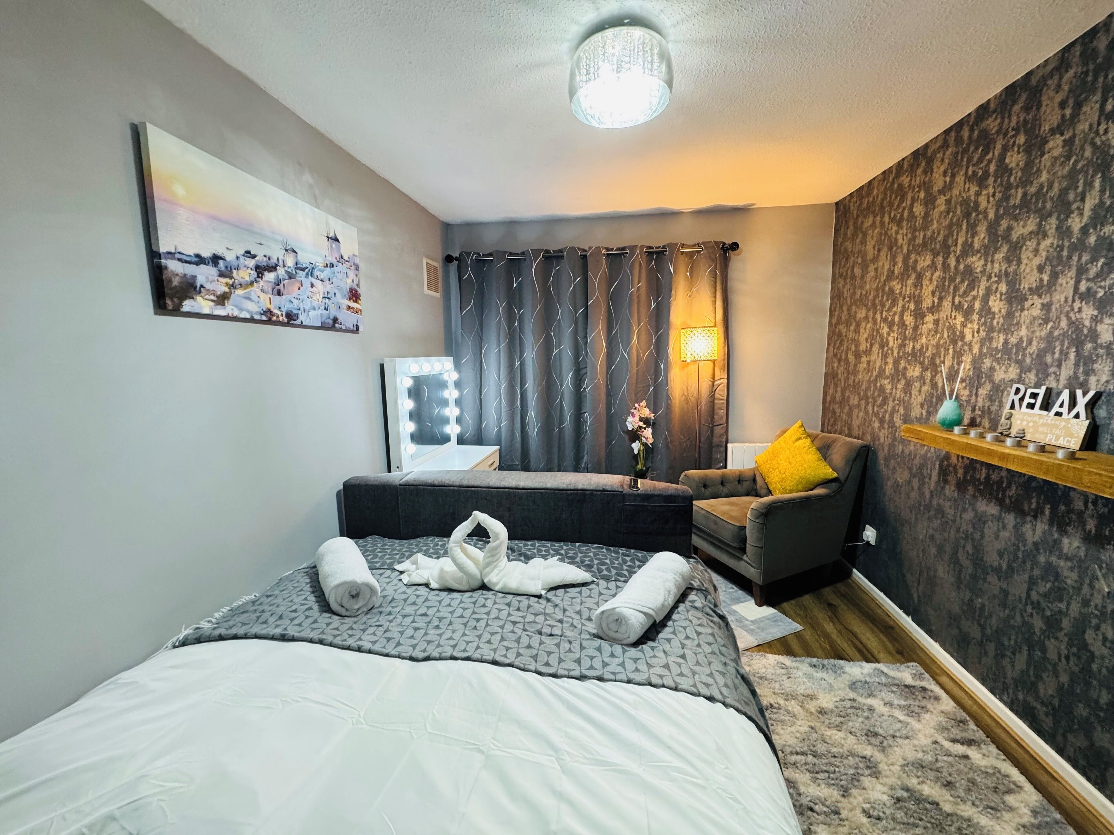 Escritorio, tabla de planchar con plancha, wifi gratis y ropa de cama