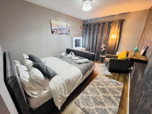 2 bedrooms, desk, iron/ironing board, free WiFi - Luxury 2-Bed Apartment+Office with Built-In TV King Bed Private Entrance&Parking (Sale)