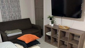 1 bedroom, iron/ironing board, WiFi, bed sheets - Private Guest Suite in Historic Home (Sioux Falls)