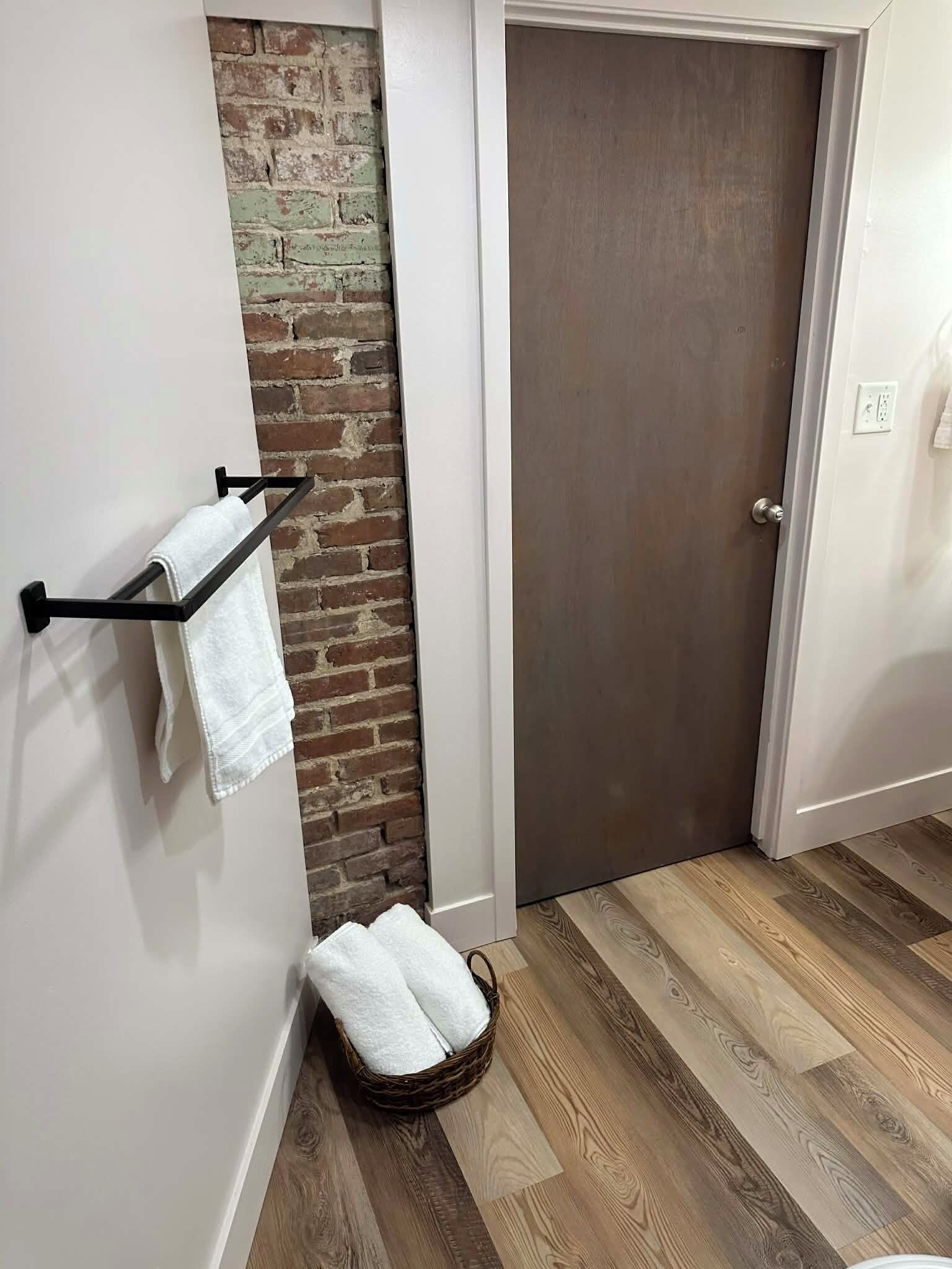 淋浴设施、毛巾、肥皂、卫生纸