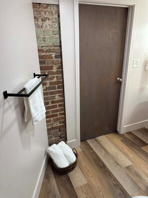 Ducha, toallas, jabón y papel higiénico