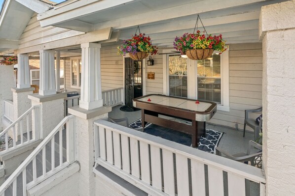 Terrace/patio - Mara Retreat : Unit A: Fire Pit-Grill-Groups-Patio-Games-Ping Pong Table (Birmingham)