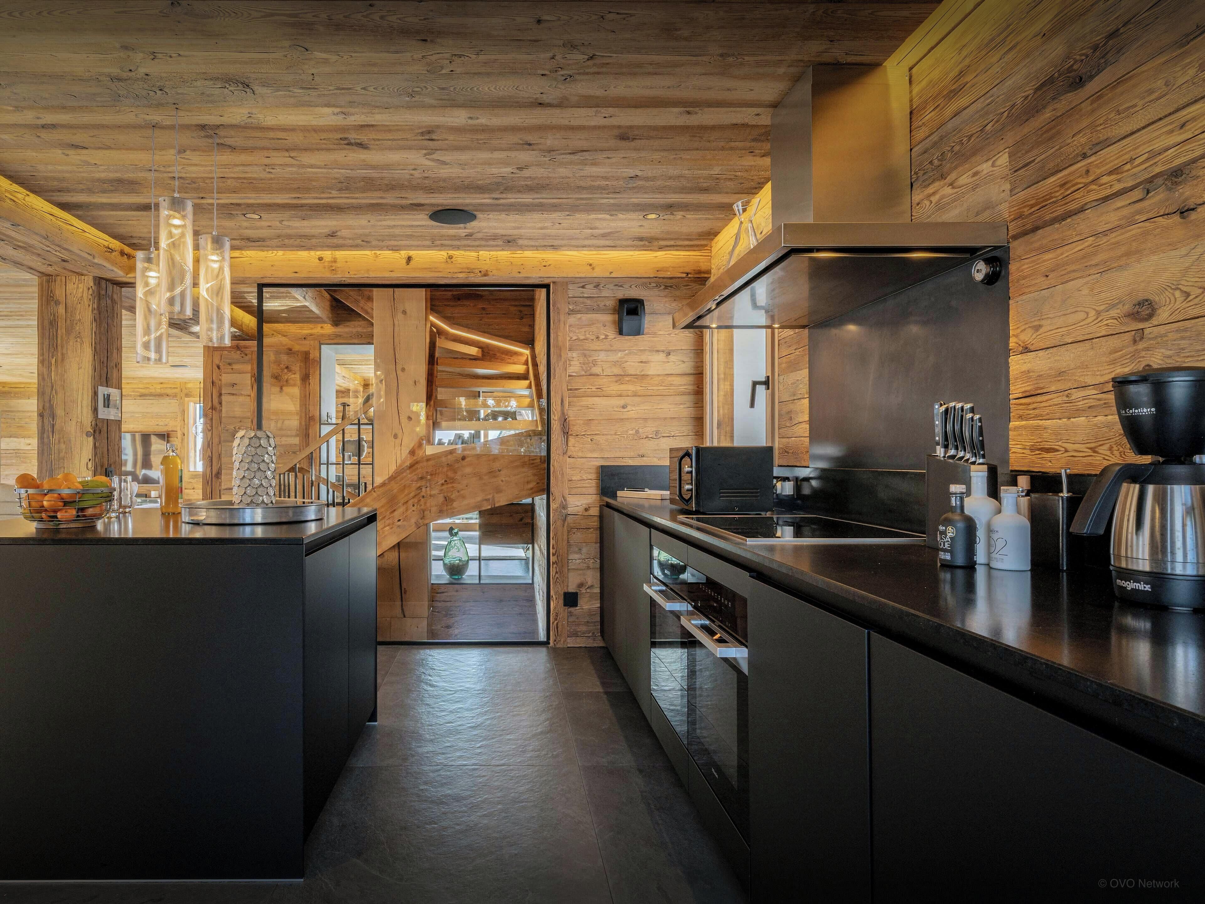 Een oven, een kookplaat, een koffiezetapparaat/waterkoker