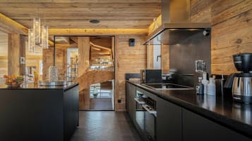 Een oven, een kookplaat, een koffiezetapparaat/waterkoker