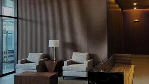 A modern lobby with two sofas, a coffee table, and a marble accent piece. - The Park Toreo 407. Modern apartment, private parking, Wi-Fi, great city views. (Tijuana)