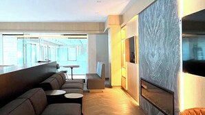 A modern living room with a sofa, coffee table, and TV. - The Park Toreo 407. Modern apartment, private parking, Wi-Fi, great city views. (Tijuana)