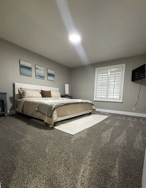 4 bedrooms, iron/ironing board, WiFi, bed sheets - Spacious Newly remodeled home on a quiet street with a large yard. (Salt Lake City)