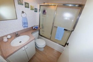 Shower, towels, toilet paper - Perfect 2-bedroom Oceanfront Condo in Ft. Myers Beach, FL (Fort Myers Beach)