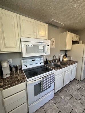 Réfrigérateur, four à micro-ondes, un four, surface de cuisson