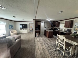 TV - Spacious 3BR Country Home ~ Rural Escape (Lake Butler)