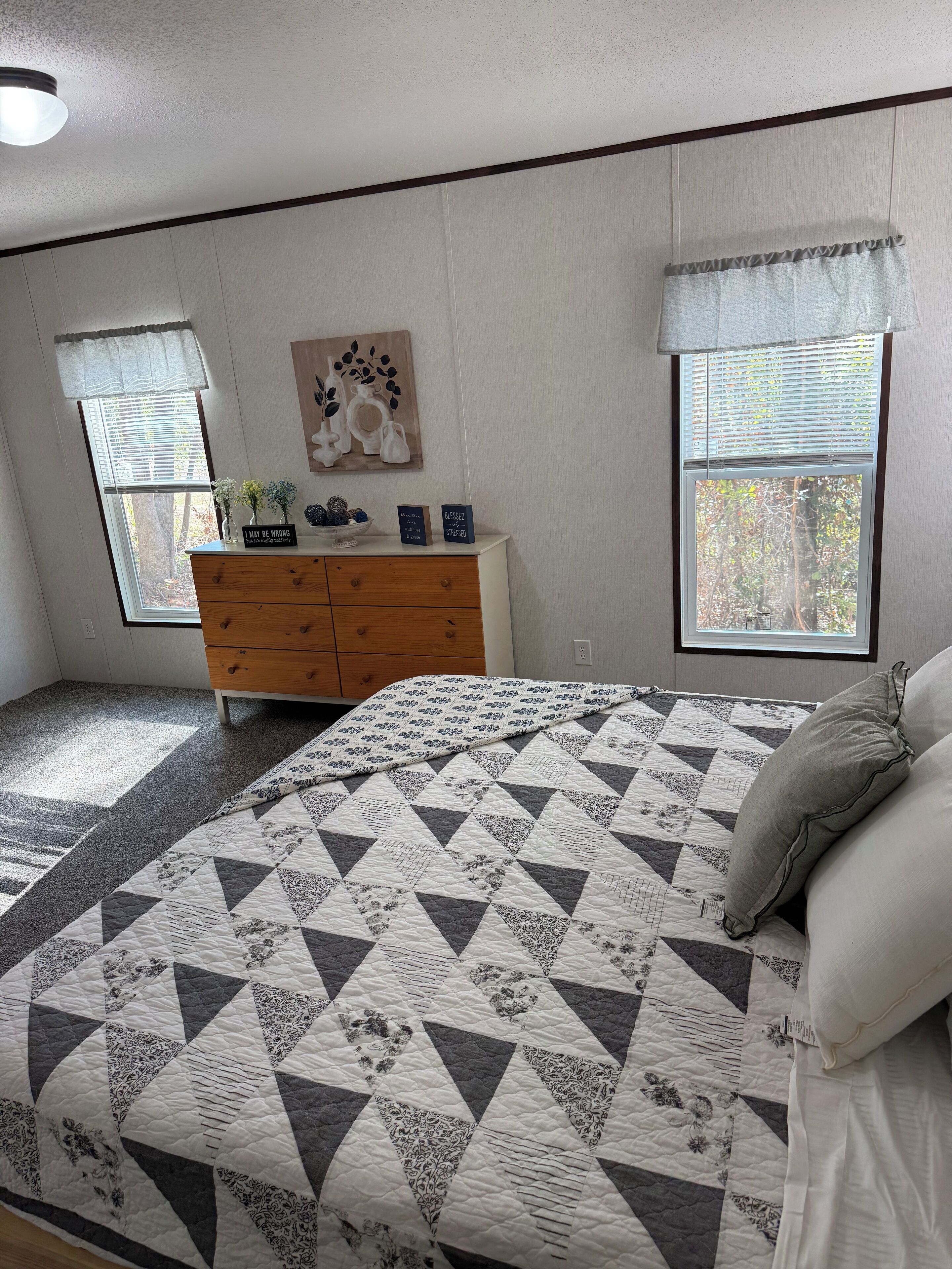 Silitysrauta/-lauta, Wi-Fi, vuodevaatteet