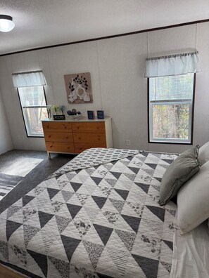 Iron/ironing board, WiFi, bed sheets - Spacious 3BR Country Home ~ Rural Escape (Lake Butler)