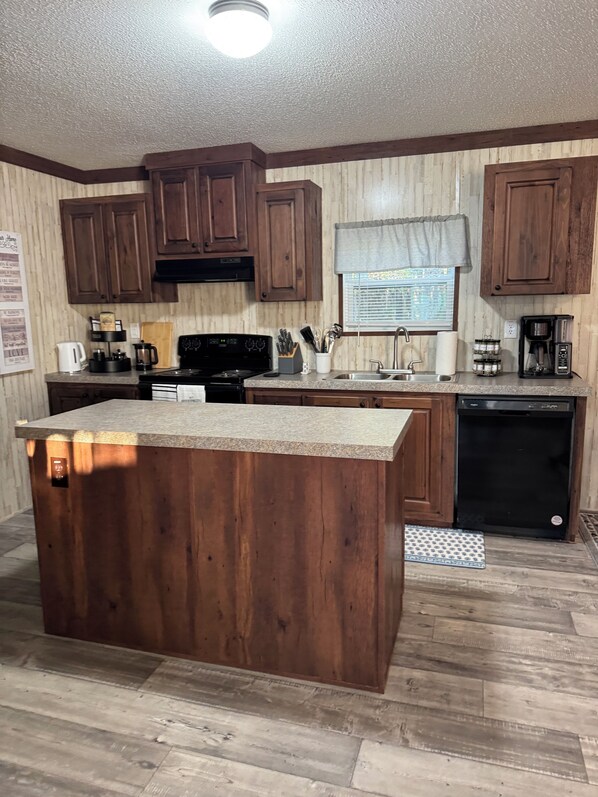 Oven, stovetop, dishwasher - Spacious 3BR Country Home ~ Rural Escape (Lake Butler)