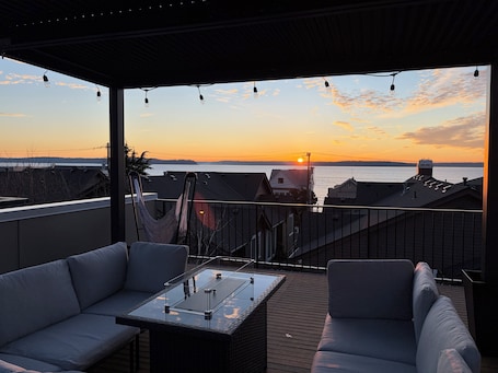 10✨ Lux Townhome, Rooftop, Fire pit, Sound Views, Alki Beach, Near Stadium, EV.